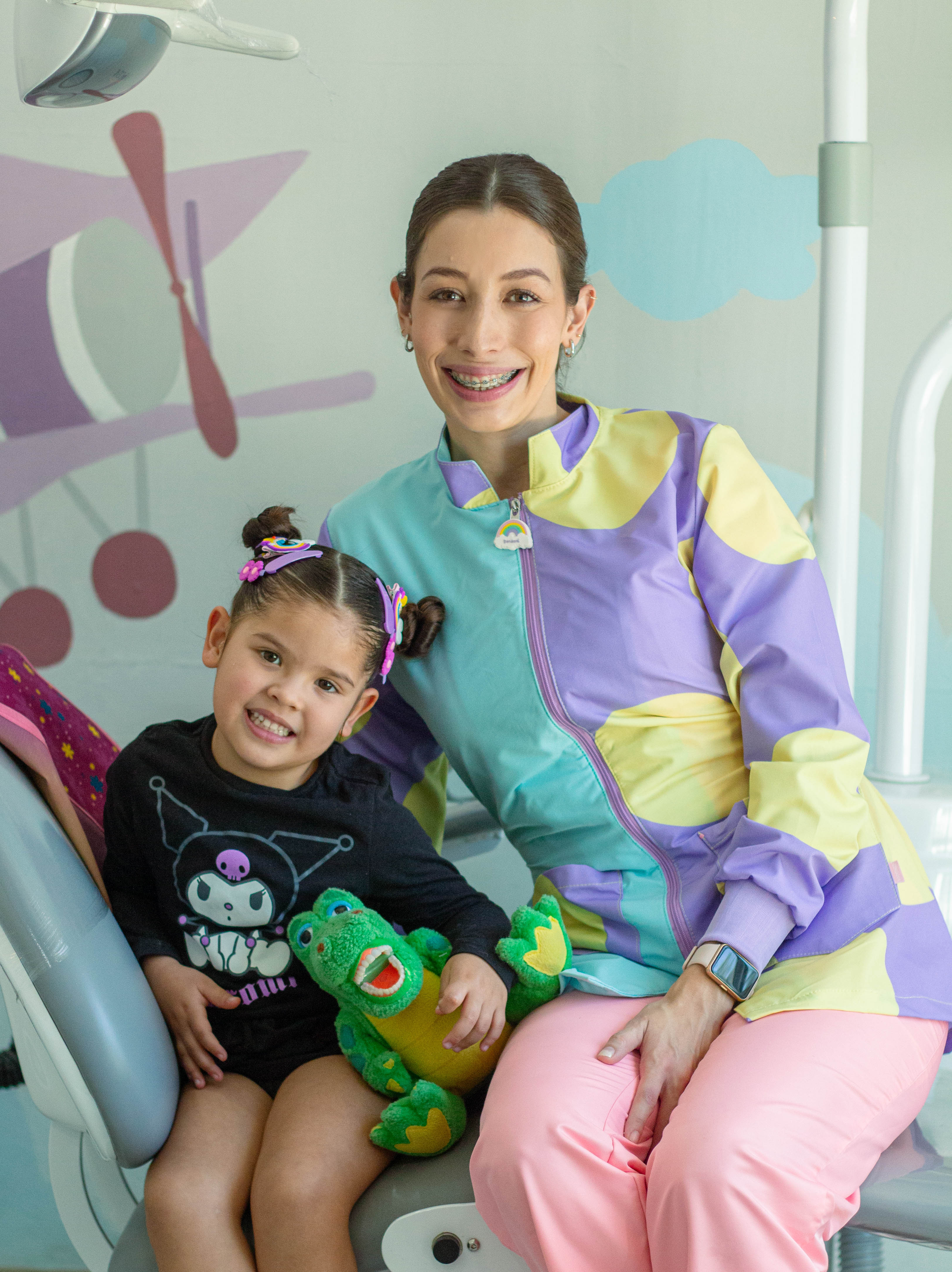 Niña sonriendo feliz en la clínica dental